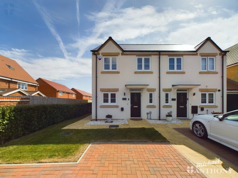 Morlands Drive, Weston Turville, Aylesbury