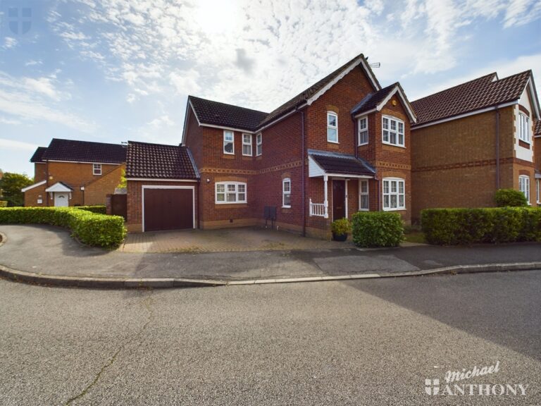 Holly Drive, Aylesbury, Buckinghamshire Image