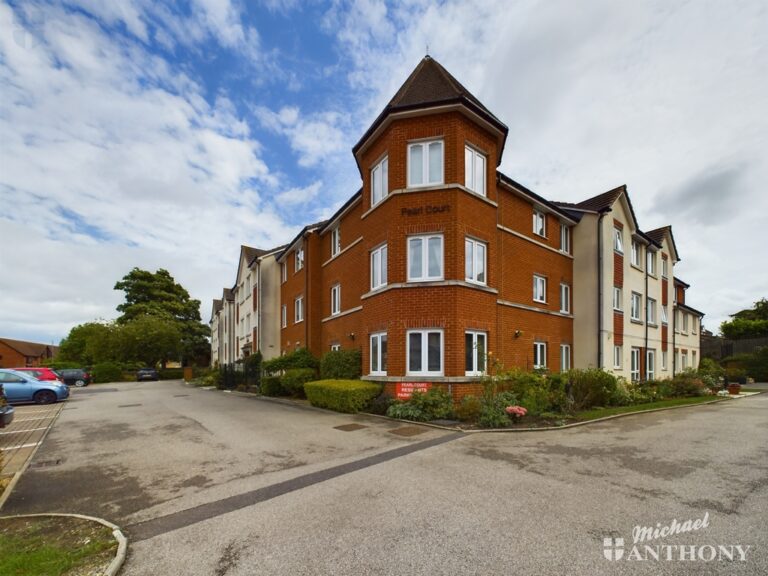 Pearl Court, Croft Road, Aylesbury, Buckinghamshire Image