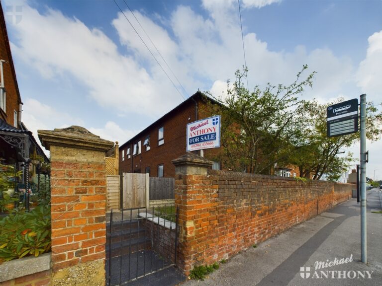 Tring Road, Aylesbury, Buckinghamshire Image