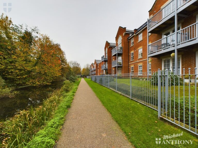 Florey Gardens, Aylesbury, Buckinghamshire Image