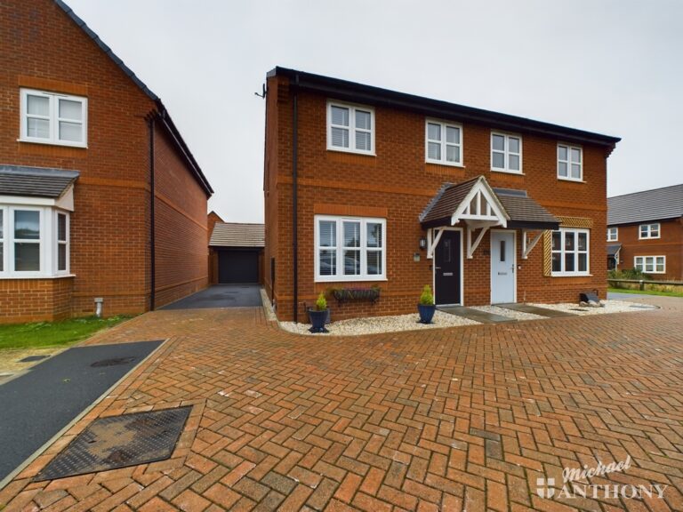 Handel Grove, Aylesbury, Buckinghamshire, HP21 9GL Image